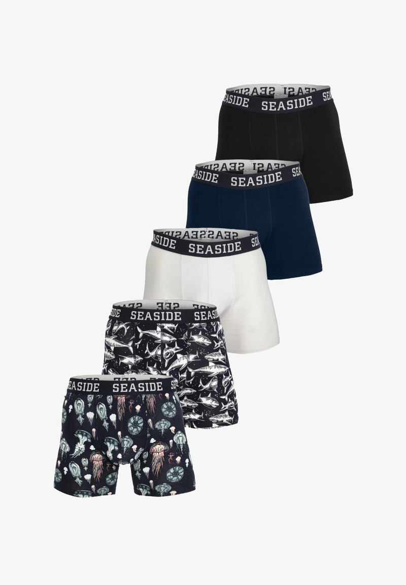 Cinque paia di boxer in vari colori: nero, blu navy, bianco e due con motivi di meduse e pesci. Tutti presentano una cintura elastica con logo.