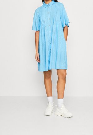 Robe boutonnée bleu à manches courtes avec plis verticaux, texture douce, longueur au genou, dotée d'un col à revers et de poches latérales.