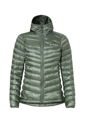 Padded grüner Jacke mit hohem Kragen, Frontreißverschluss und horizontaler Steppung. Mit Logo auf der Brust und einer glatten, glänzenden Textur.