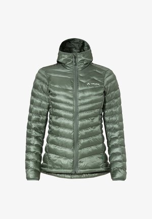 Giacca verde imbottita con colletto alto, zip frontale e design a rombi orizzontali. Presenta il logo sul petto e una texture liscia e lucida.