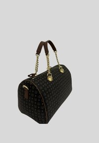 Borsa nera con motivo e dettagli dorati, manici in pelle marrone e forma arrotondata, dotata di chiusura a zip e accessori decorativi.
