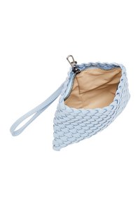 Lyseblå flettet læderclutch med lynlås og håndledsrem. Beige indvendig foring, trekantet form og tekstureret overflade.