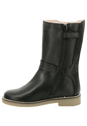 Bottine en cuir noir avec une finition lisse, fermeture éclair sur le côté et bande texturée au milieu. Dispose d'une semelle plate de couleur claire.