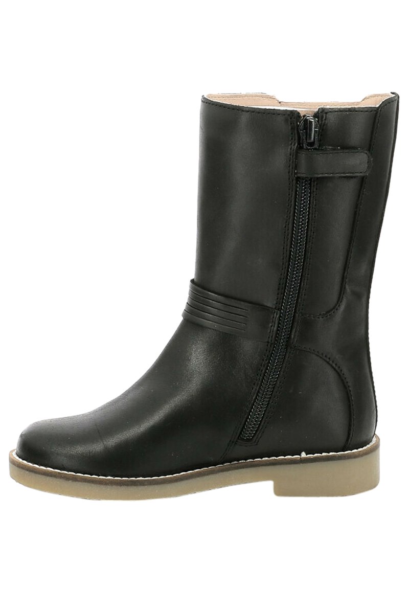 Bota clásica de cuero negro hasta el tobillo con un acabado suave, cremallera lateral y banda texturizada en la parte media. Presenta una suela plana de color claro.