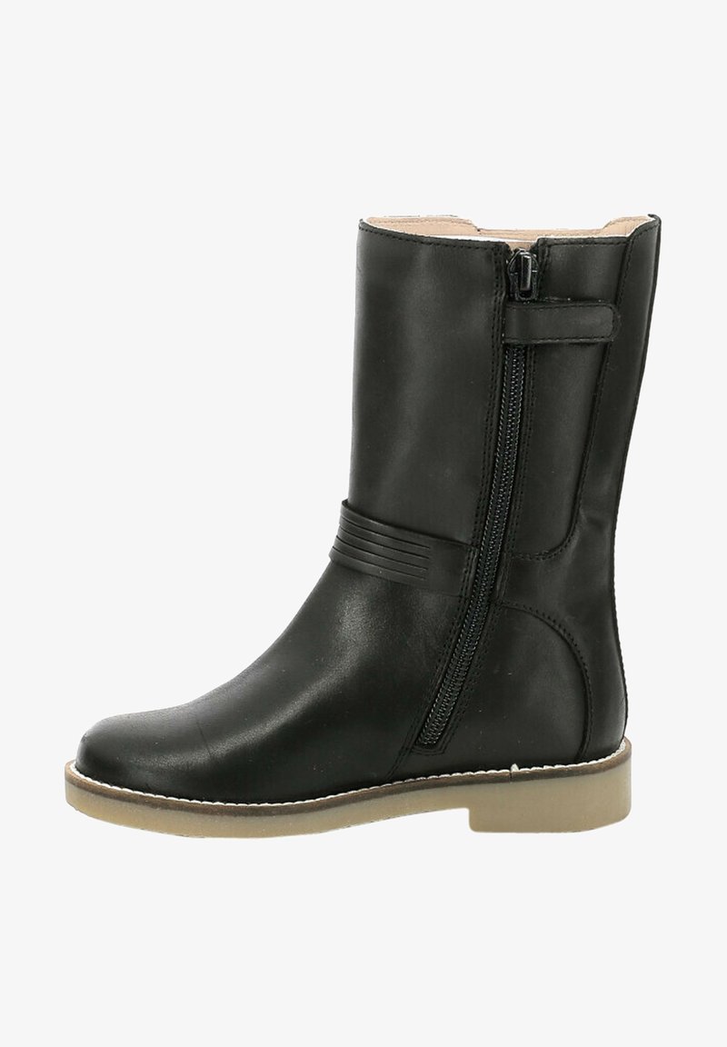 Bota clásica de cuero negro hasta el tobillo con un acabado suave, cremallera lateral y banda texturizada en la parte media. Presenta una suela plana de color claro.