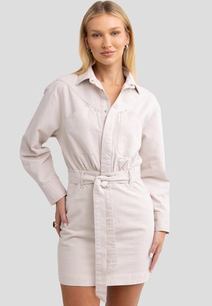 Lichtbeige shirtjurk van katoen, met een kraag, lange mouwen, een cinched taille met een strikceintuur en twee borstzakken.
