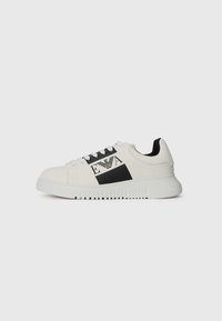 Trainers - white