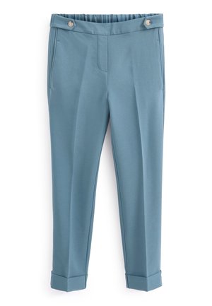 Pantalon bleu clair ajusté avec poches avant, détails de boutons sur les pattes de la ceinture, et ourlets retroussés.