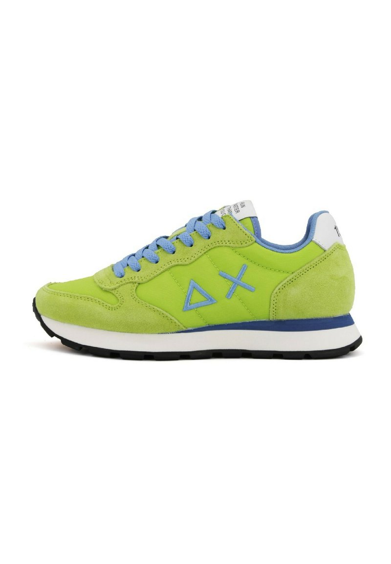 Sneaker in suede verde brillante con accenti blu, caratterizzata da una superficie laterale a motivo e suola in gomma a contrasto. Chiusura con lacci e colletto imbottito.