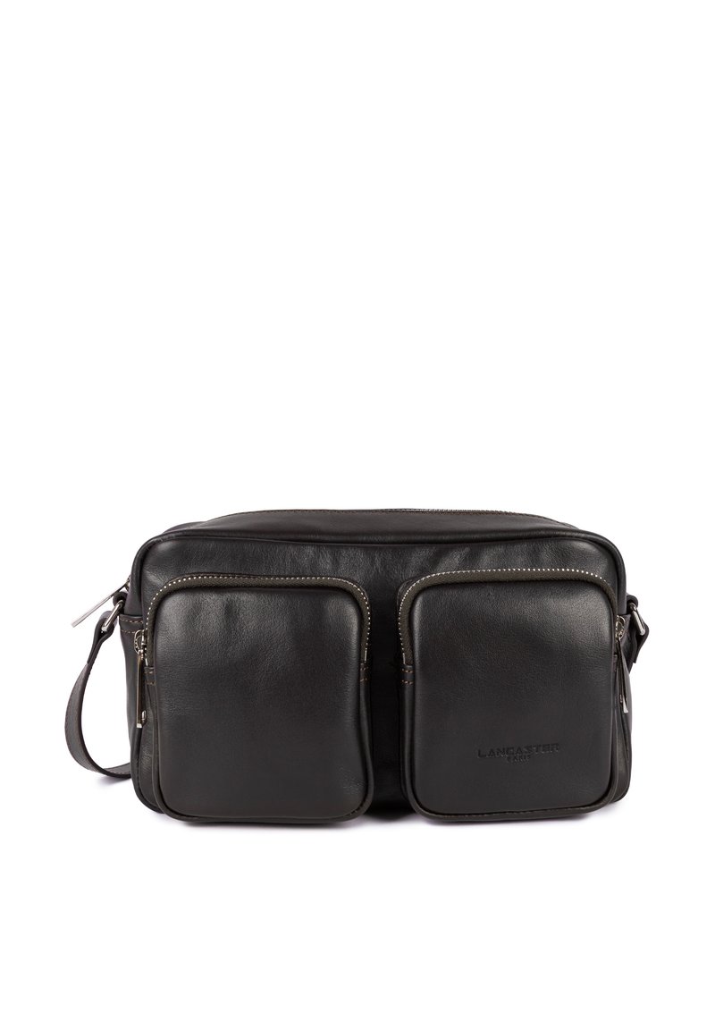 Borsa a spalla nera in pelle, con due tasche frontali con cerniera, texture liscia, forma rettangolare e tracolla regolabile.