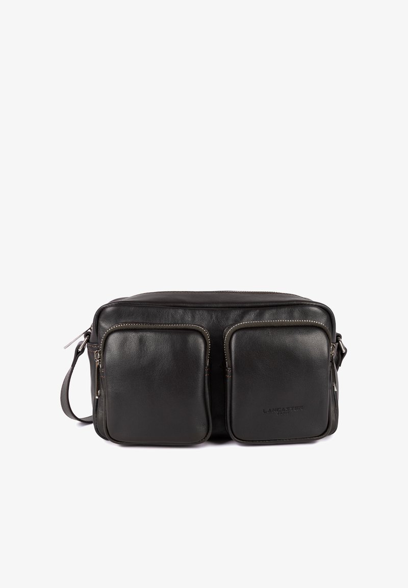 Borsa a spalla nera in pelle, con due tasche frontali con cerniera, texture liscia, forma rettangolare e tracolla regolabile.
