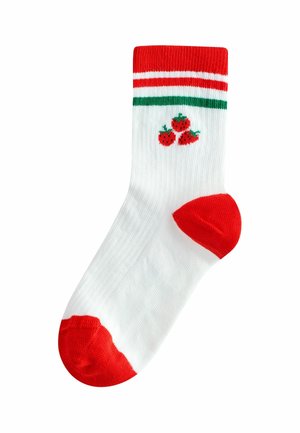 Sokker lavet af en bomuldsblanding, med en hvid overflade, rød hæl og tå, grønne og røde striber foroven og røde jordbærdesigns.