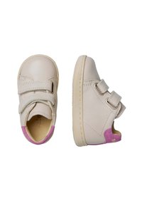 Chaussures en cuir beige avec deux sangles Velcro, bout arrondi et accents en suede rose au niveau du talon. Semelle en caoutchouc légère avec une texture antidérapante.