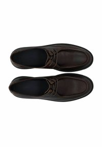 Zapatos de cuero marrón con un acabado suave y texturizado, que presentan una puntera redondeada, cordones y una suela cosida para mayor durabilidad.