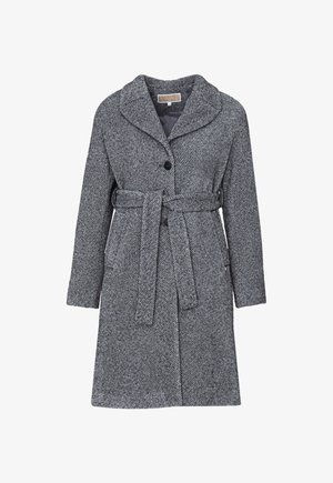 Cappotto grigio a spina di pesce con ampio colletto, bottoni doppi, cintura in vita e tasche laterali. Realizzato in tessuto misto lana dalla trama strutturata.