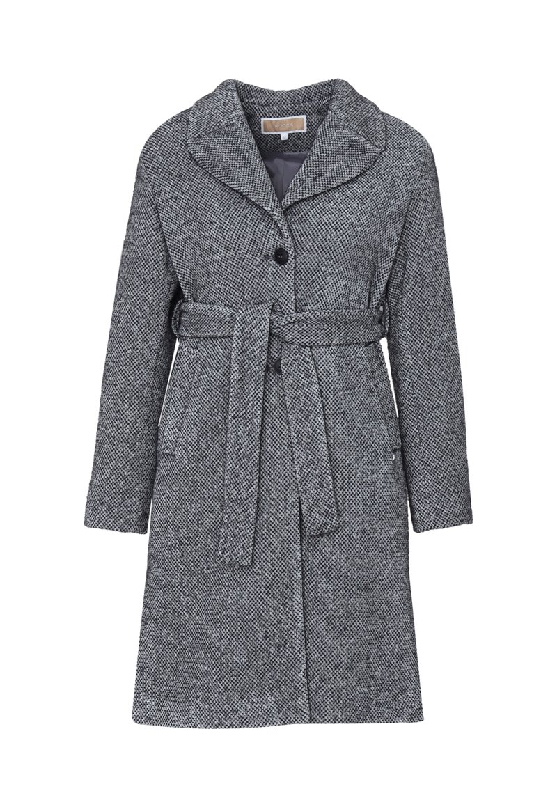 Cappotto grigio a spina di pesce con ampio colletto, bottoni doppi, cintura in vita e tasche laterali. Realizzato in tessuto misto lana dalla trama strutturata.