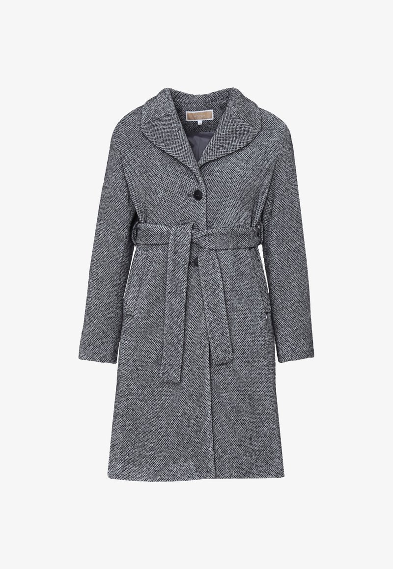 Cappotto grigio a spina di pesce con ampio colletto, bottoni doppi, cintura in vita e tasche laterali. Realizzato in tessuto misto lana dalla trama strutturata.