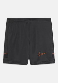 Mustat urheilushortsit, joissa on oranssi Nike-logo. Sivuilla on verkkokangasta ja joustava vyötärö, joka tarjoaa mukavuutta ja hengittävyyttä.