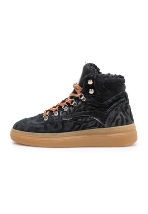 Schwarzer High-Top-Sneaker mit brauner Sohle, orangen Schnürsenkeln, Metallösen und einem weichen, fellgefütterten Kragen mit dezentem Animal-Print-Design.