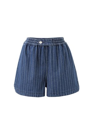 Shorts en denim bleu à fines rayures blanches verticales, taille élastique et fermeture avant par bouton.