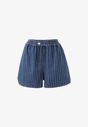 Blauwe denim shorts met witte verticale krijtstrepen, elastische tailleband en een knoopsluiting aan de voorkant.