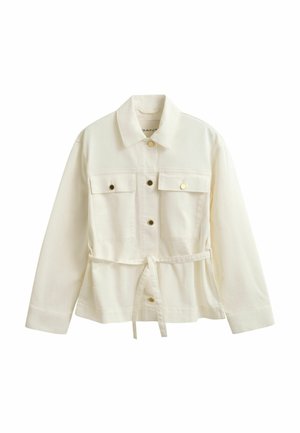 Veste boutonnée couleur crème avec manches longues, poches poitrine et ceinture en tissu nouée à la taille.