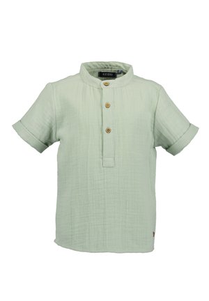 Lys grøn kortærmet skjorte lavet af tekstureret stof, med en bandkrave, frontplacket med træknapper og opkørte manchetter.
