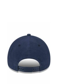 Marineblaue Baseballkappe mit einer strukturierten Filzoberfläche, verstellbarem Kunststoffriemen auf der Rückseite und Belüftungslöchern auf jeder Seite.