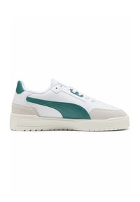 Hvide sneakers med teal accenter, lavet af ruskind og læder, med en tekstureret sål, rund tå og perforeringer til ventilation.