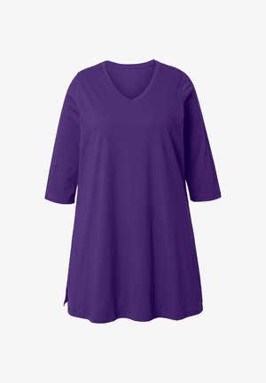 Lila V-Ausschnitt-Tunika mit Dreiviertelärmeln. Hergestellt aus weichem Stoff, zeichnet sie sich durch einen lockeren Schnitt und seitliche Schlitze am Saum aus.