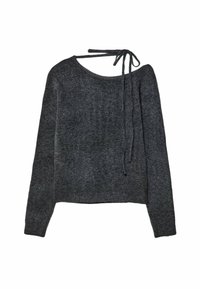 Grauer gestrickter Pullover mit langen Ärmeln, Rundhalsausschnitt und einer Schleifendetail hinten. Weiche Textur und cropped Design.