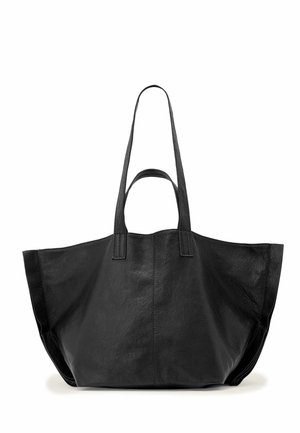 Zwarte leren totebag met een brede bodem en twee lange hengsels, getoond tegen een witte achtergrond.