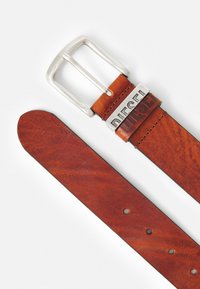 Ceinture en cuir marron avec une boucle en métal argenté, arborant un logo "DIESEL" en relief. La ceinture dispose de plusieurs trous pour des ajustements et une texture lisse.