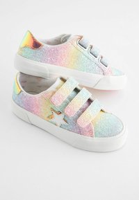 Sneakers arcobaleno glitterati con tre fibbie in Velcro, un accento a forma di stella bianca e suola in gomma bianca. Superficie superiore lucida e texture.