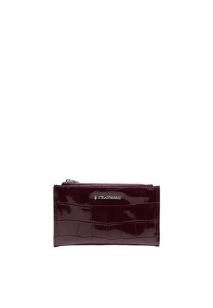 Portafoglio rettangolare bordeaux scuro con motivo lucido effetto coccodrillo e sezione superiore con cerniera.