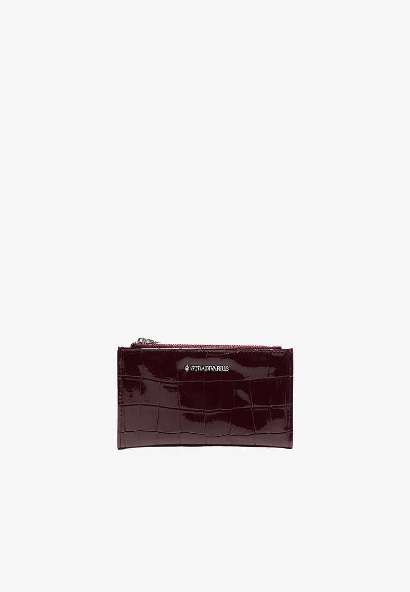 Portefeuille rectangulaire bordeaux foncé avec un motif crocodile brillant et une partie supérieure zippée.