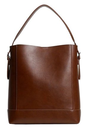Sac à bandoulière en cuir marron à texture lisse, avec une bandoulière unique et des détails de couture minimalistes.
