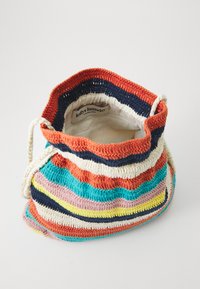 Borsa all'uncinetto multi-colore con motivi a righe in rosso, blu e giallo. Presenta una chiusura con cordoncino e una morbida fodera interna.