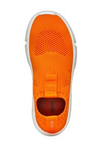 Sneaker arancione lavorato a maglia con parte superiore texturizzata, fascia elastica e suola in gomma bianca. Presenta dettagli del logo sul tallone e sulla linguetta.