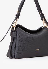Borsa a tracolla in pelle nera con texture, dalla forma curvata, caratterizzata da dettagli in metallo dorato, una tracolla e un logo discreto sul davanti.