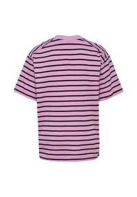 Kurzarmhemd in Hellrosa mit schwarzen horizontalen Streifen, mit Rundhalsausschnitt und lockerem Schnitt. Glatte Baumwollstruktur.