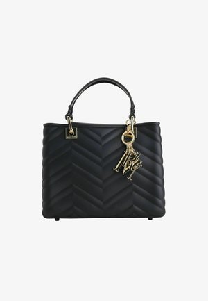 Borsa nera trapuntata con motivo a chevron, caratterizzata da dettagli in metallo dorato e un portachiavi con lettere attaccato a una maniglia superiore.