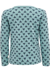 Langärmliges Hemd aus hellblauem Stoff mit einem marineblauen Blumenmuster. Glatte Textur mit rundem Ausschnitt und taillierten Ärmeln.