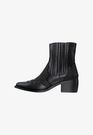 Botte de cow-boy noire mi-mollet avec motif texturé serpent, panneaux latéraux élastiques, bout pointu et talon bloc empilé.