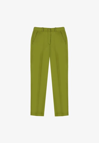 Pantalones verdes con una textura suave, diseño de pierna recta, dos bolsillos frontales y un pliegue sutil que recorre la parte delantera.