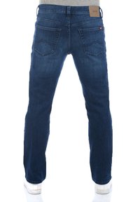 Jeans de mezclilla de color azul oscuro con un diseño de pierna recta, que cuentan con dos bolsillos traseros y una etiqueta de cuero marrón en la cinturilla.