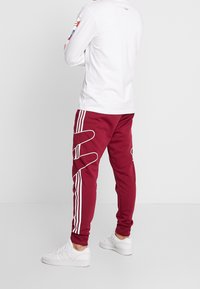 adidas Originals Träningsbyxor - red