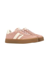 Zapatillas de ante rosa con acentos blancos, puntera redonda, cierre de cordones, con tres rayas horizontales y suela de goma.