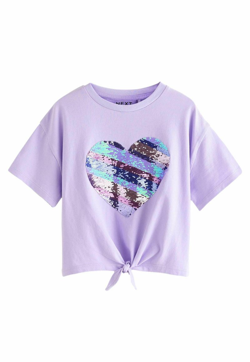Lila T-Shirt mit kurzen Ärmeln und geknotetem Frontdetail, mit einem herzförmigen, mit Pailletten verzierten Design in Blau, Lila und Silber.