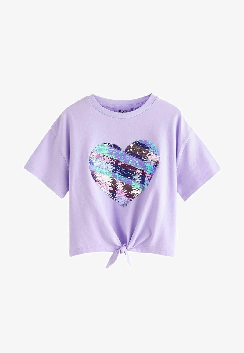 Lila T-Shirt mit kurzen Ärmeln und geknotetem Frontdetail, mit einem herzförmigen, mit Pailletten verzierten Design in Blau, Lila und Silber.